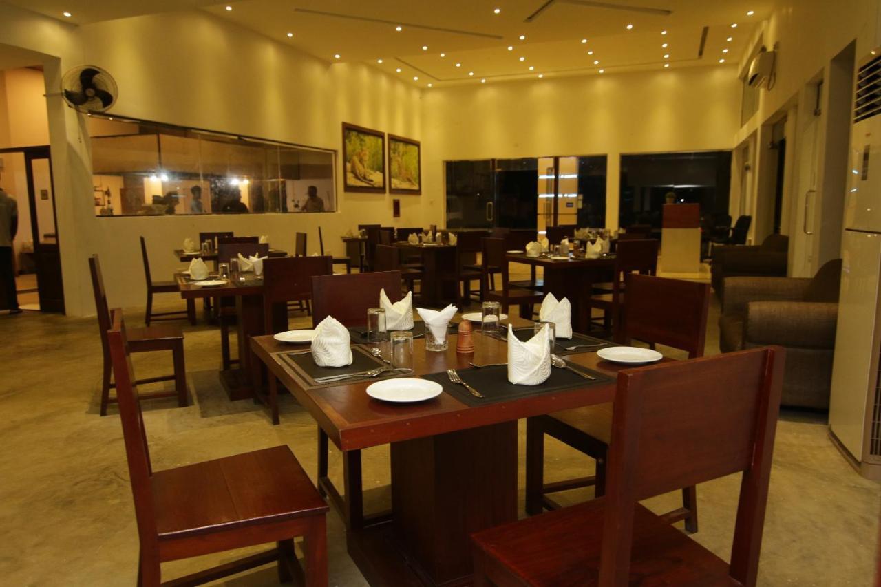 Jade Green Hotel 함반토타 외부 사진