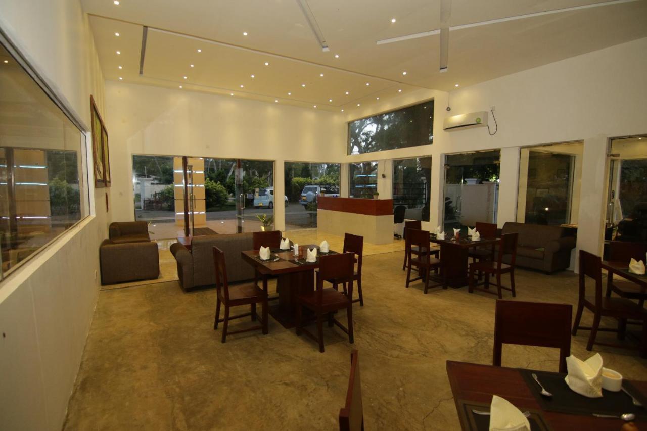 Jade Green Hotel 함반토타 외부 사진