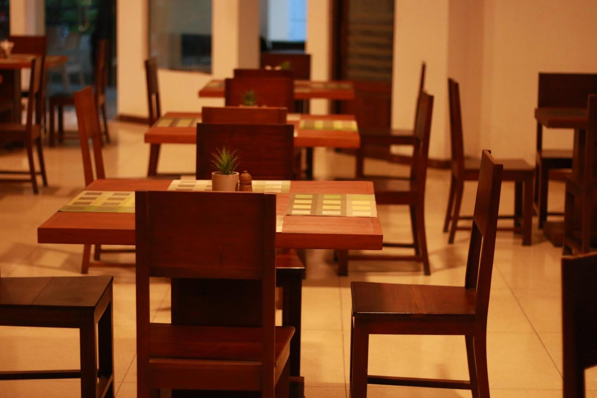 Jade Green Hotel 함반토타 외부 사진