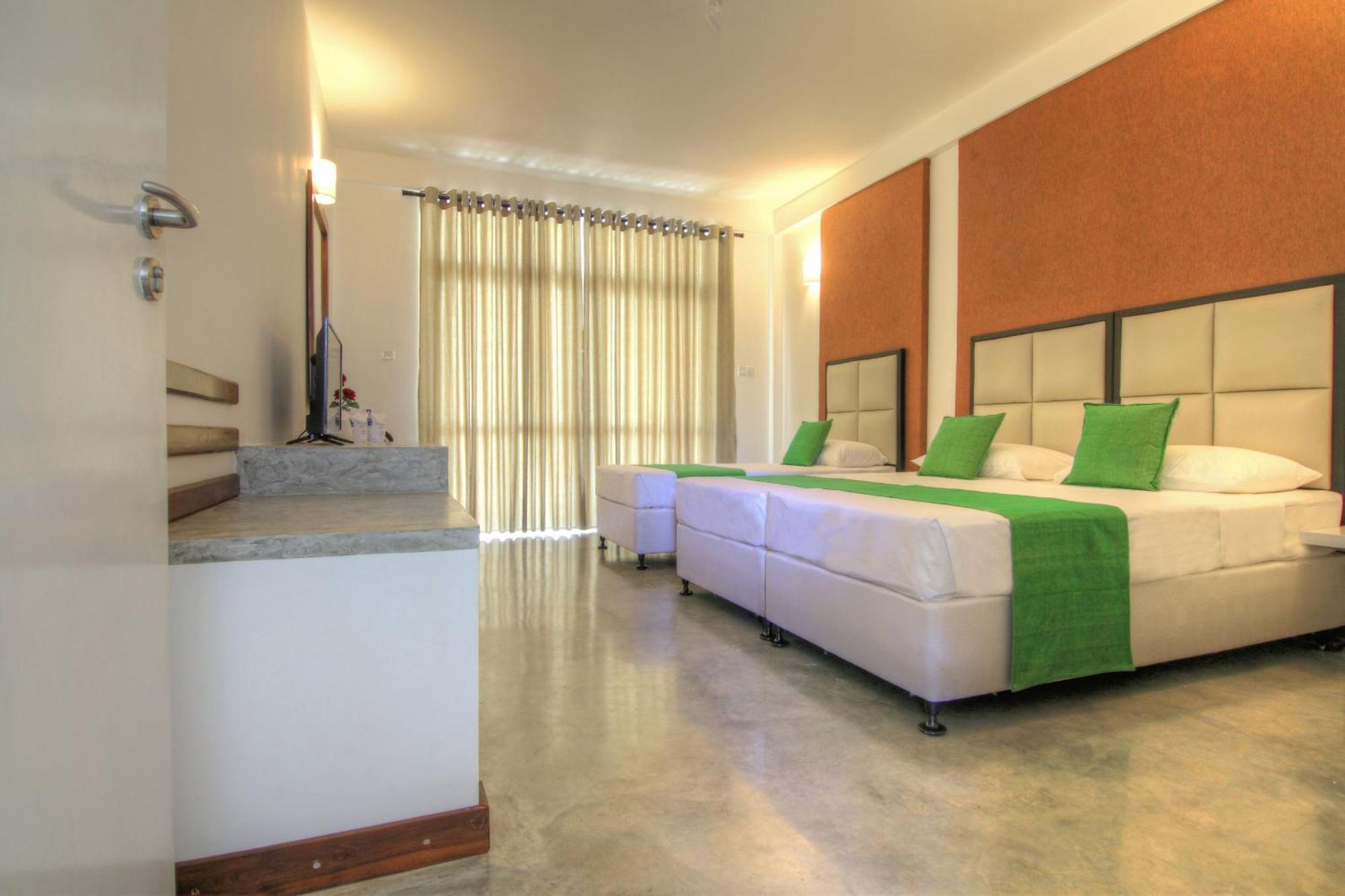 Jade Green Hotel 함반토타 외부 사진