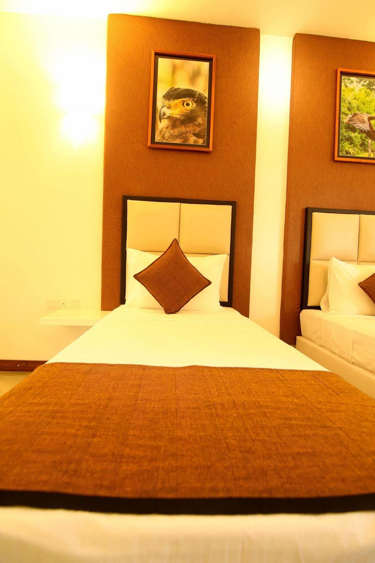 Jade Green Hotel 함반토타 외부 사진