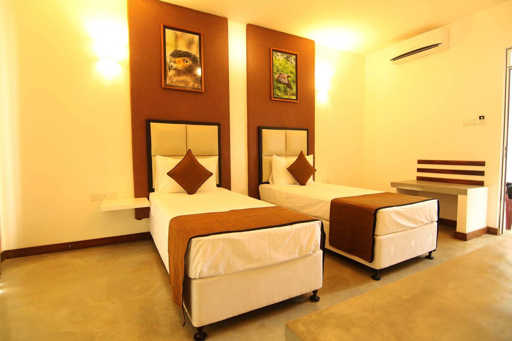 Jade Green Hotel 함반토타 외부 사진