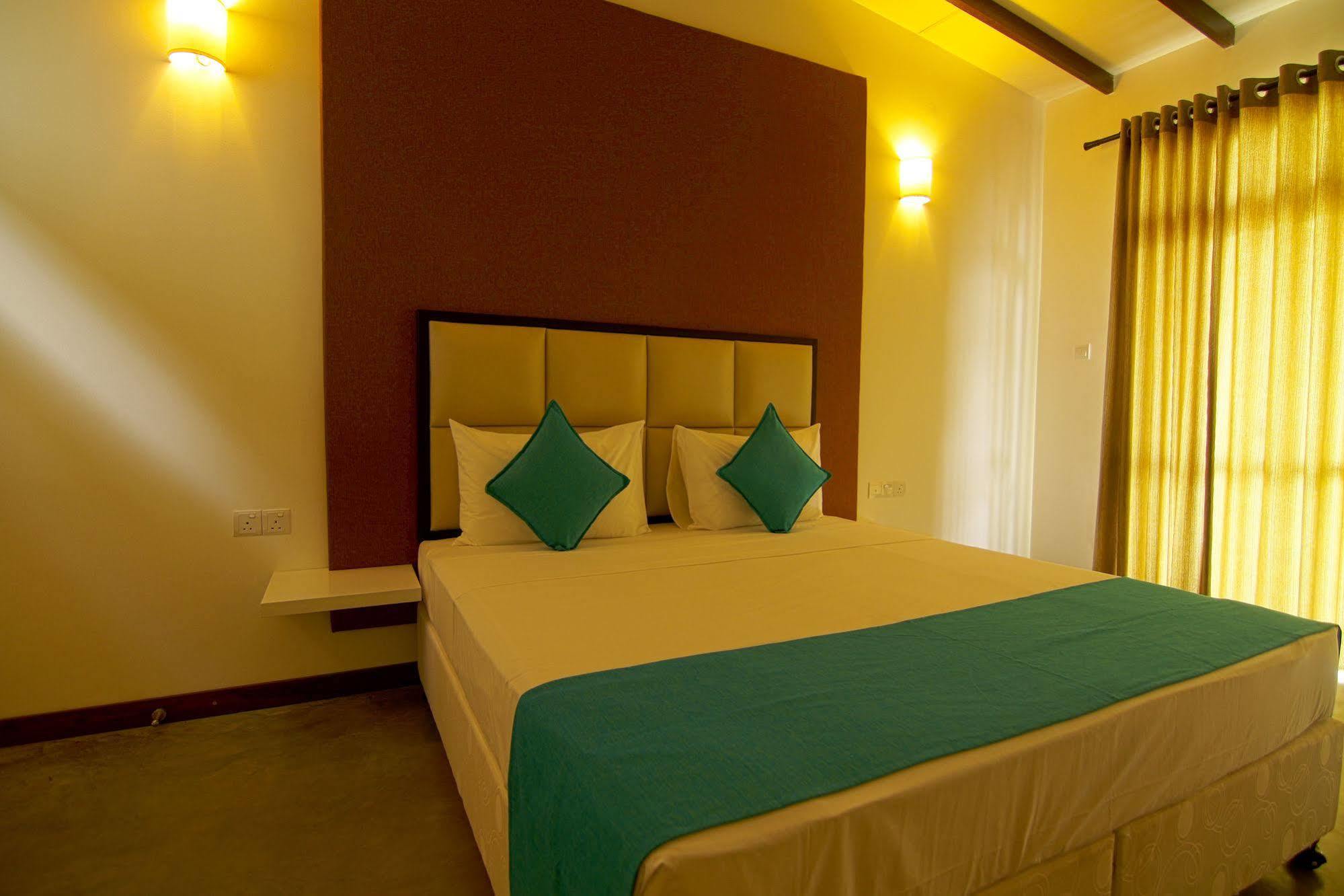 Jade Green Hotel 함반토타 외부 사진