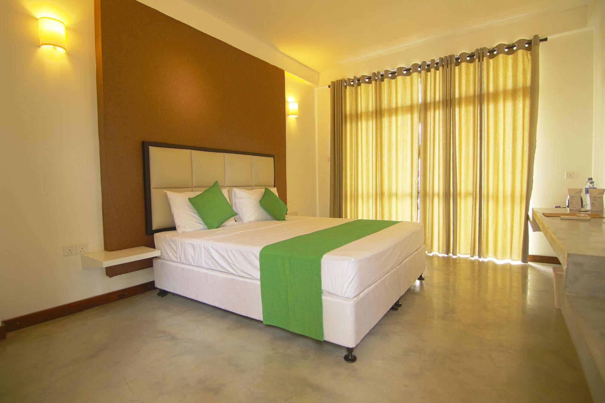 Jade Green Hotel 함반토타 외부 사진