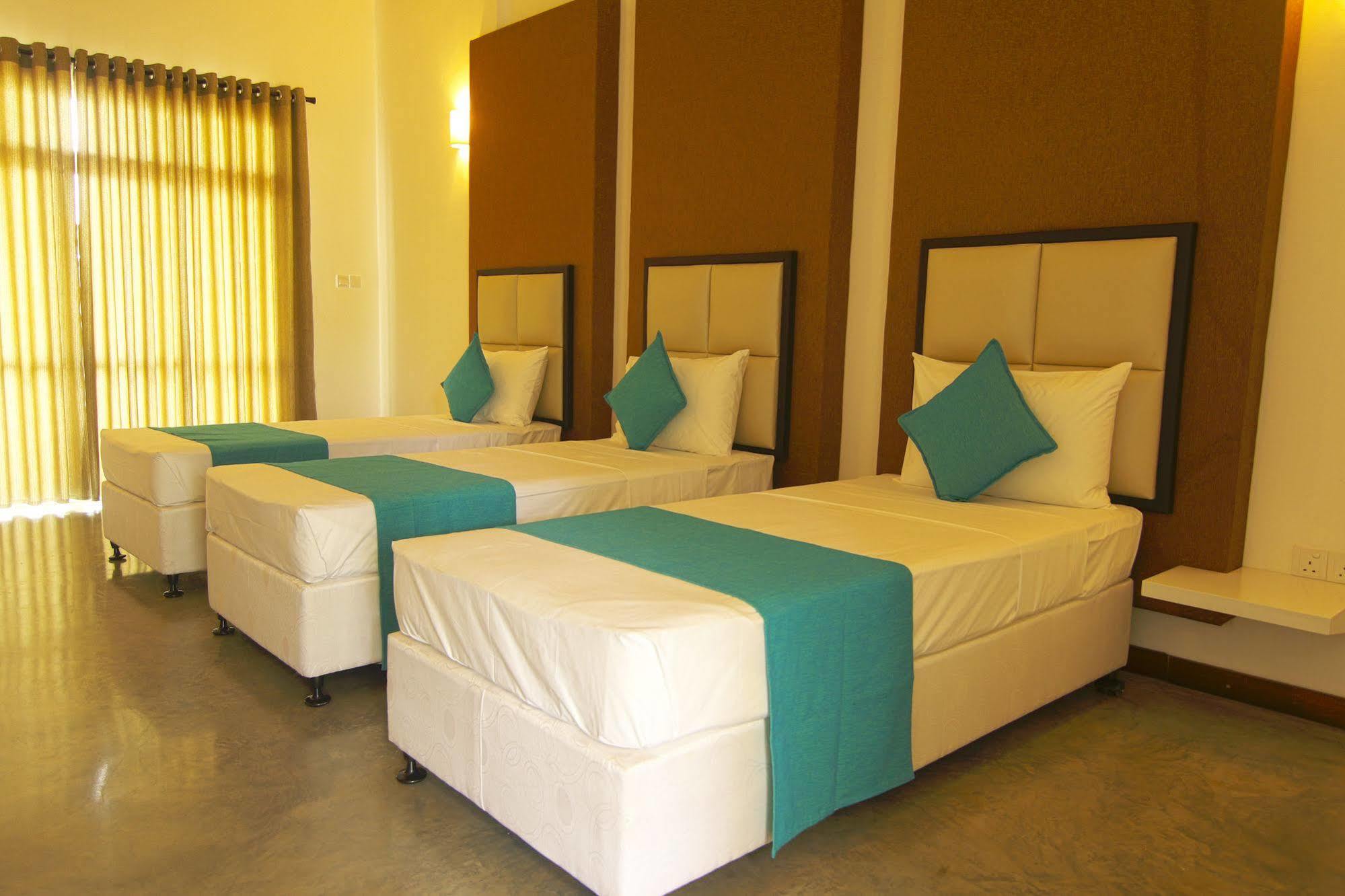 Jade Green Hotel 함반토타 외부 사진