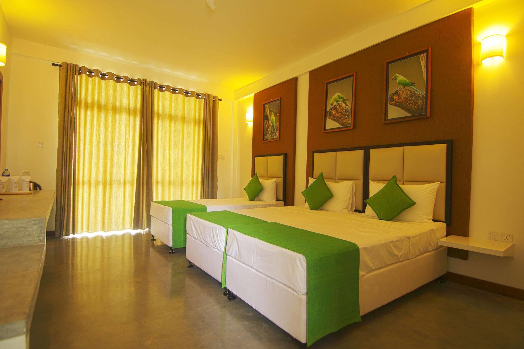 Jade Green Hotel 함반토타 외부 사진