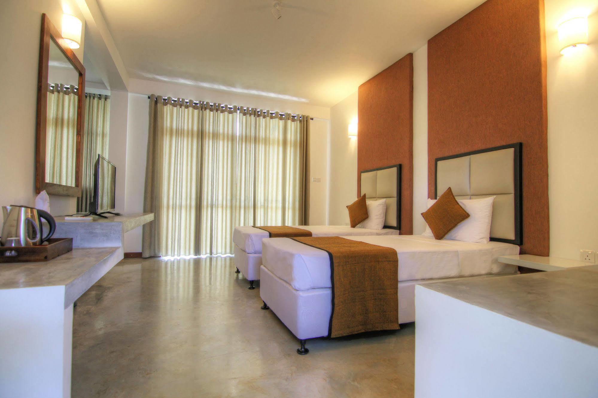 Jade Green Hotel 함반토타 외부 사진